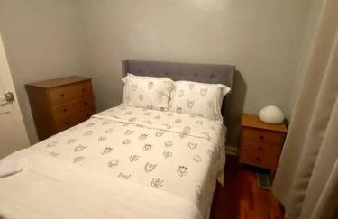 Charming Farmhouse Retreat near Downtown & University Modern Amenities, Fireplace & Porch! - Foto 2