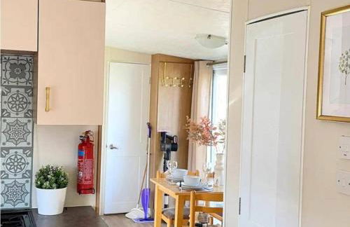 Harwich - Caravan - Sleeps 10 - Garden - Pool - Foto 24