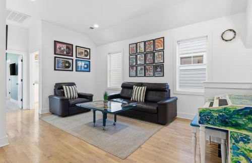 Modern House by Downtown with Garage and Fenced-in Yard - Foto 23