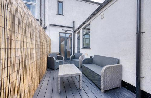 4-Bedroom Stunning Luxe, Spacious & Stylish Design House Bolton, Sleeps 11, with Parking Central Bolton, Links to Manchester, Pet-Friendly, Best For Groups! WORK CONTRACTORS SPECIAL OFFER! - by Blue Puffin Stays - Foto 22