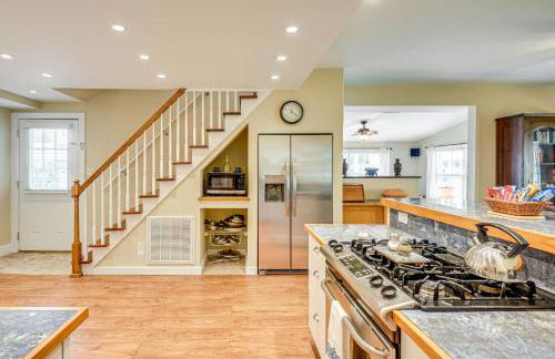 1 Block to Crescent Lake Charming Home with Porch! - Foto 9