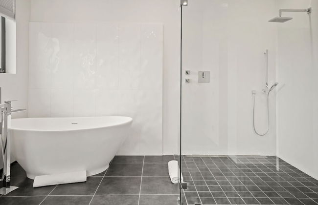 Crescent Heights - Photo 17