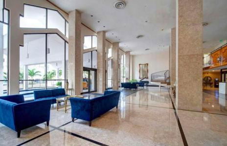 Pavilion Beach Front Apartment with Balcony - Photo 19