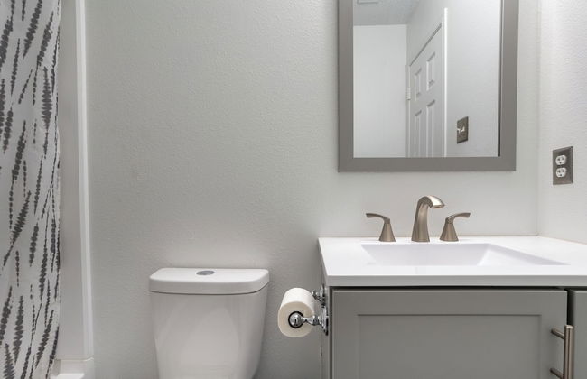 Spacious 4BR Home With Pool in Indianapolis - Foto 18