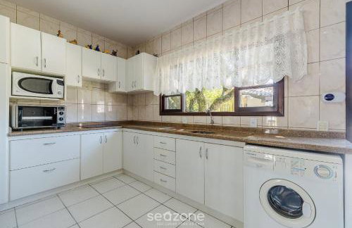 3BR Home w/ BBQ 140m from the beach RAE0126 - Photo 5