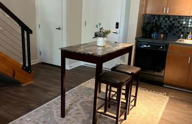 Uptown Townhouse Studio Apartment -WiFi-10 min walk to Spectrum Center - Foto 8