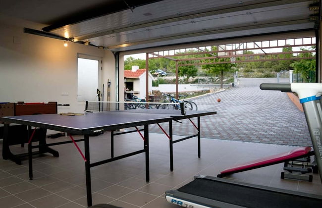 Peaceful Escape With Mountain Views, Heated Pool and Modern Amenities in Radošić - Foto 21