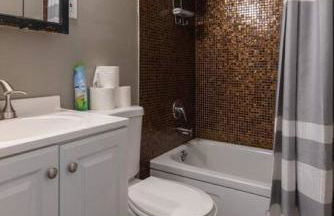 Cozy Apt in Walkable Area Downtown with Parking - Foto 13