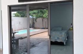 Check-in AUTÔNOMO e Privacidade em Hidro, piscina, casa, garagem até 2, até 3 quartos e 3 ar, 2 banheiros, churrasqueira, máquina de lavar roupas, roupa de cama, todos privativos, insira valor 3 hóspedes e abrimos 2 quartos, já 5 hóspedes usam 3Q - Foto 1