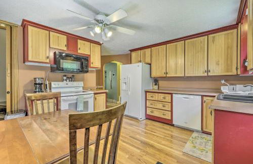 Granby Getaway in the Woods with Spacious Yard! - Foto 8