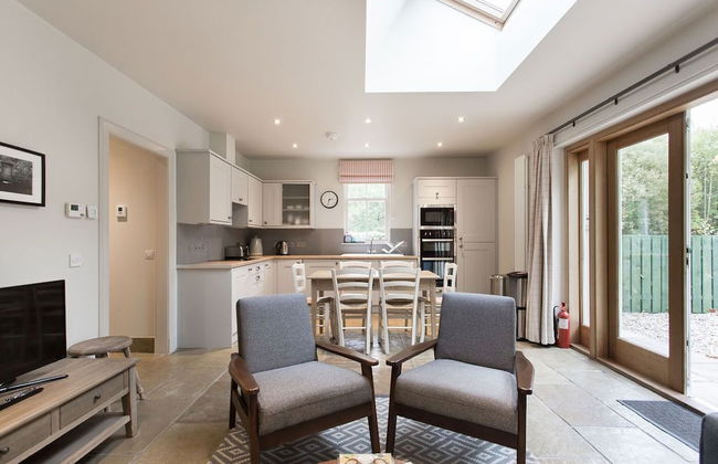 JOIVY Stunning 3 Bed Lodge With Gardens At Gilmerton House - Photo 22