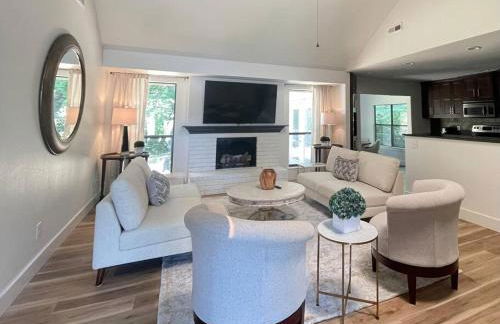 Fayetteville Retreat - Centrally located - Next to Washington Regional Hospital - Photo 6