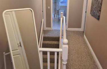 Detached luxury 5 bed house, lanscaped garden, fire pit, parking, can sleep families or workers - Foto 3