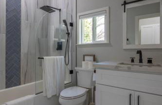 Relaxing 3BR Home with Vineyard View Rooftop Deck and Game Room - Foto 30