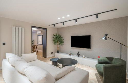 Location, Luxury & Style Best 5Bed in Madrid - Photo 1