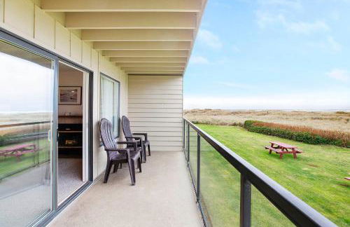 Stunning Views from this Waterfront Condo - Foto 12