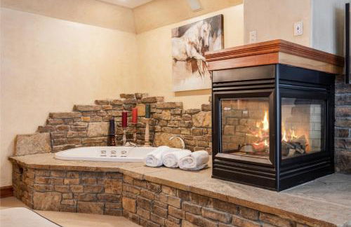 Outdoor Private Hot Tub, In Home Movie Theater, Luxurious Creekside Home - Photo 27