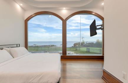 Bay Estate Luxe Waterfront Home w/ Private Pier, Main+guest House, Bay Views - Foto 50