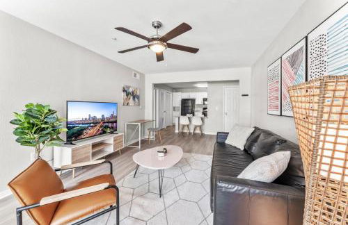 Spacious 2BR King Suites w Pool, Gym, Laundry - Close to Downtown - Foto 30