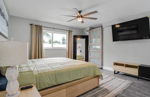 Luxe by Jenn - 3BR Retreat with Heated Pool - Photo 40