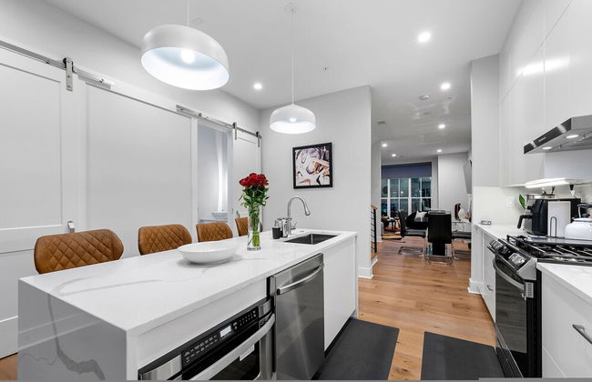 Stylish Midtown Home w Rooftop Views by Silverx - Foto 22