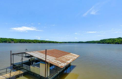 Deck with Covered Dock! Lakefront Ozark Cottage - Foto 17
