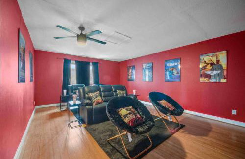 Family Retreat w/ Theater, Pool & Outdoor Dining - Foto 33