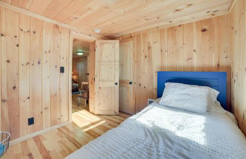 Lakefront Kalkaska Cottage with Fire Pit! - Foto 18