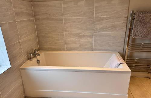 Pet-friendly - 2 Bedrooms Bungalow hot tub Parking - Foto 21