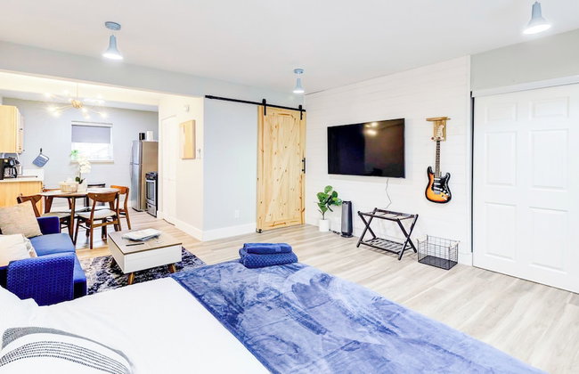 Themed Lux Loft with King Bed Free Parking and WiFi - Photo 61