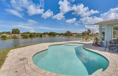 Sunset Views and Hot Tub Lakefront Holiday Retreat! - Foto 27