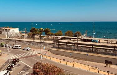Apartamento en 1ª línea con vistas al mar cerca de Barcelona - Photo 3