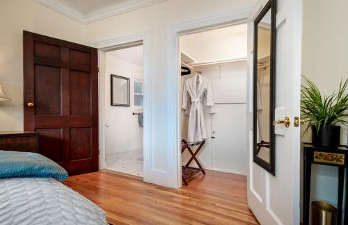 The Golden Parlor- Historic Victorian, Hot Tub - Foto 16