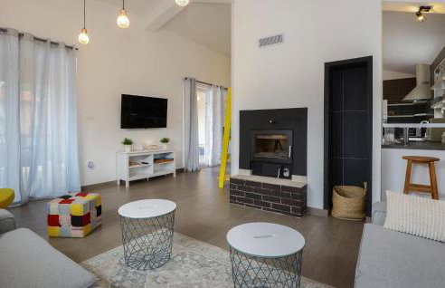 Beautiful Home In Kunj With Wifi - Photo 32