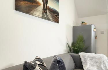'The Elegant Comfort' - A Stunning Luxury 2-Bed Flat with Private Garden & Patio - Free Parking - Photo 6