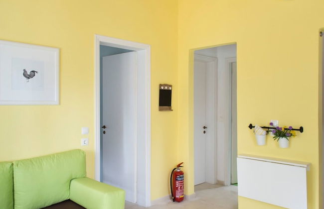 Cute Yellow Handmade House With Garden - Foto 52