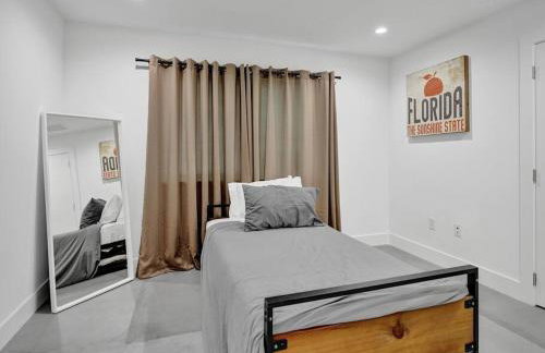 Contemporary 2BR Home with Pool & BBQ Access - Foto 7