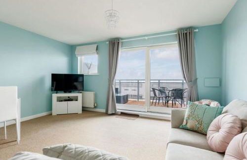 Ocean Breeze - Stunning Harbour Views from Private Balcony - Photo 4