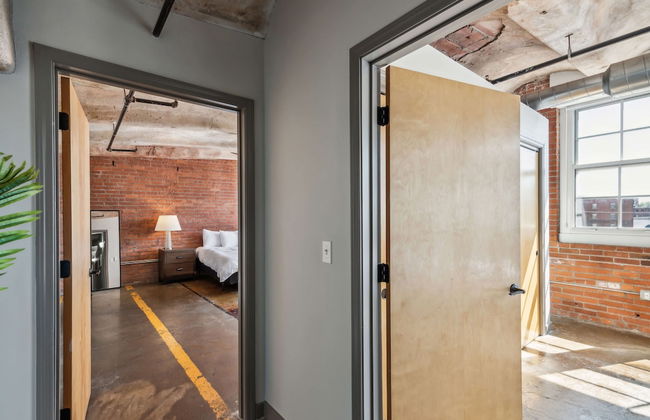 Luxury Historic Loft with Gym - Photo 38