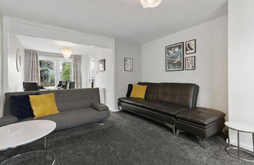 Superb 3 bed house, homely comforts close to supermarkets, with private parking on gated premise - Photo 30