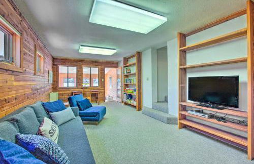 Roomy Angel Fire Home with Hot Tub, Sunroom and Views! - Foto 13