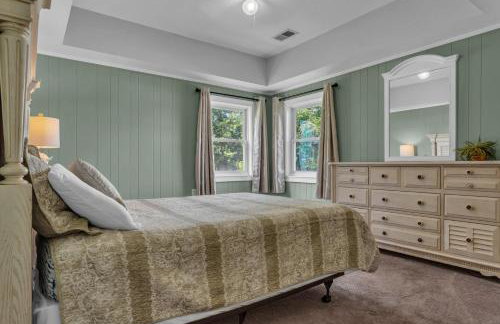 Lakefront Getaway with Dock Pool Sunset Games - Foto 27