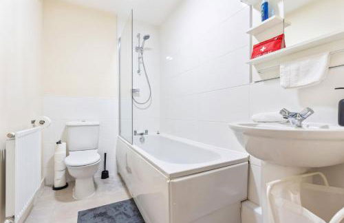 Balmoral Court -Sleeps 6 - Free Parking with Workspace - Balcony & High-Speed WiFi - Foto 28