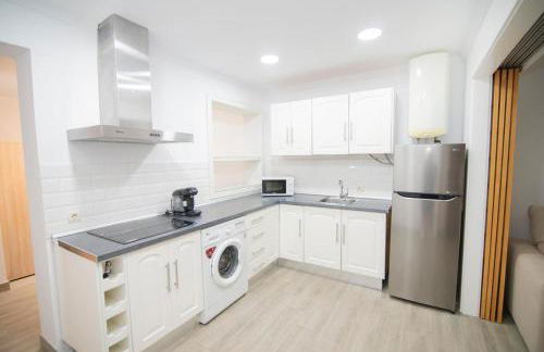 Stylish 3-Bedrooms Getaway with Terrace & Pool - Foto 27