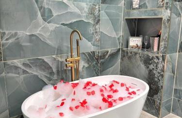 Shrew Lodge-woodland Lodges-Hot Tub-Pembrokeshire-Tenby - Foto 2