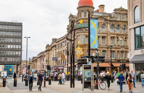 Modern 2BR Pad - 4 Min to Station, Fast WiFi and Smart TVs! - Foto 34