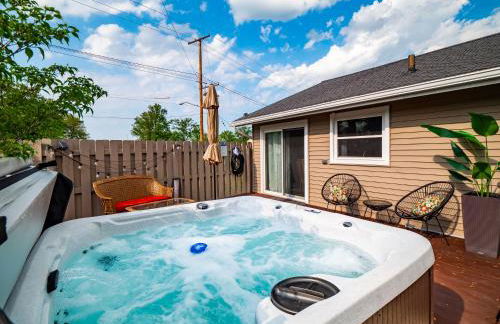 Lake Cottage with Hot Tub and Game Room - Foto 1