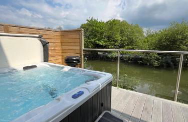 Waveside-Waterside with hot tubResort PoolGym - Foto 1