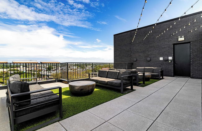 Lindsley by Avantstay Balcony + Modern Design A+ Downtown Location - Photo 31