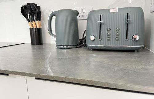 Elegant 2-Bed Apartment with AC, Sleeps 6, Free Parking, Netflix, WiFi, New build - Photo 8